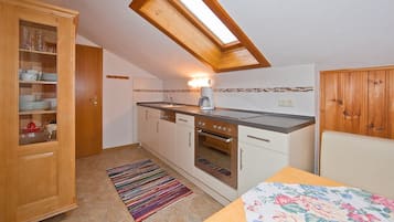 Wasserkocher mit Kaffee-/Teezubehör, Kühlschrank, Mikrowelle, Ofen
