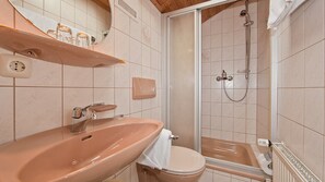 Dusche, Haartrockner, Handtücher