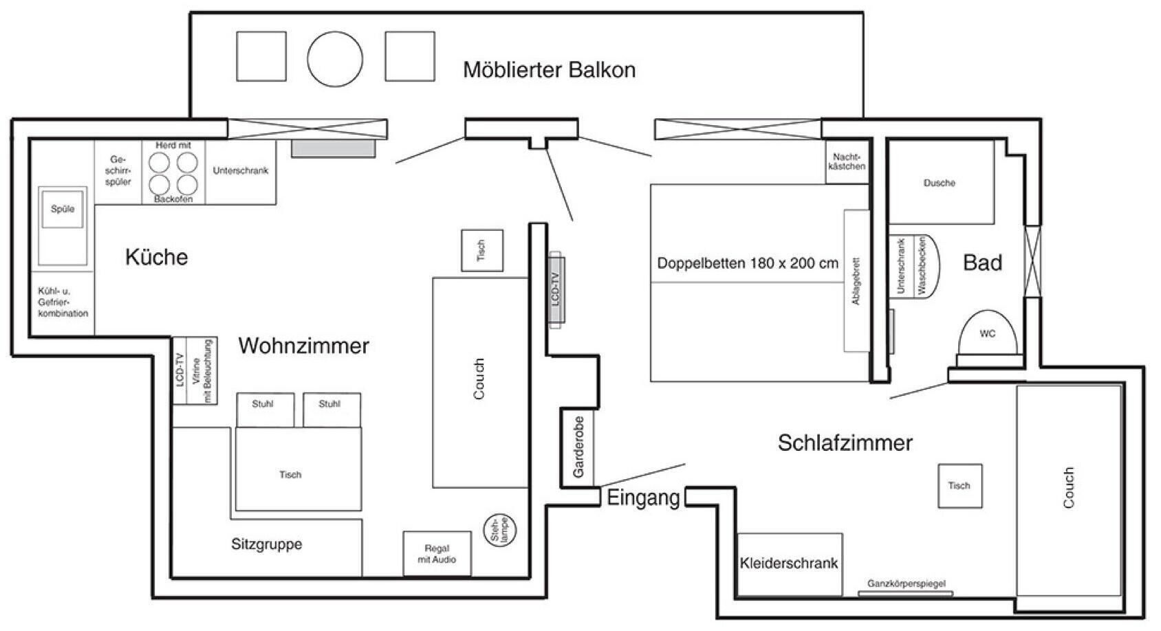 Ein Hotelzimmer mit Küche, Wohnbereich, Balkon, Bad und einer kleinen Essecke.