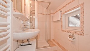 Dusche, Haartrockner, Handtücher