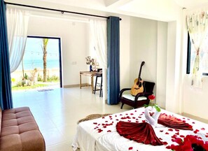 Minibar, decoración personalizada y escritorio 