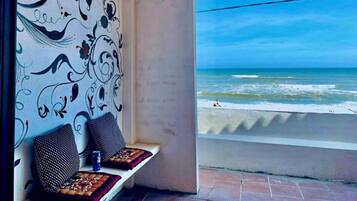 Minibar, trang trí khác biệt, bàn, khu vực làm việc phù hợp cho laptop