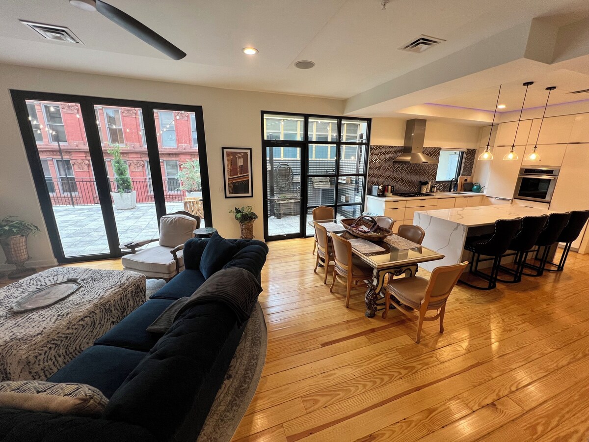 Carnival -Suite in NOLA, A Block Away From Parades, Pet-Friendly!