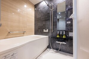 Combined shower/tub, hair dryer, bidet, towels - Lana Tokyo (Tokyo)