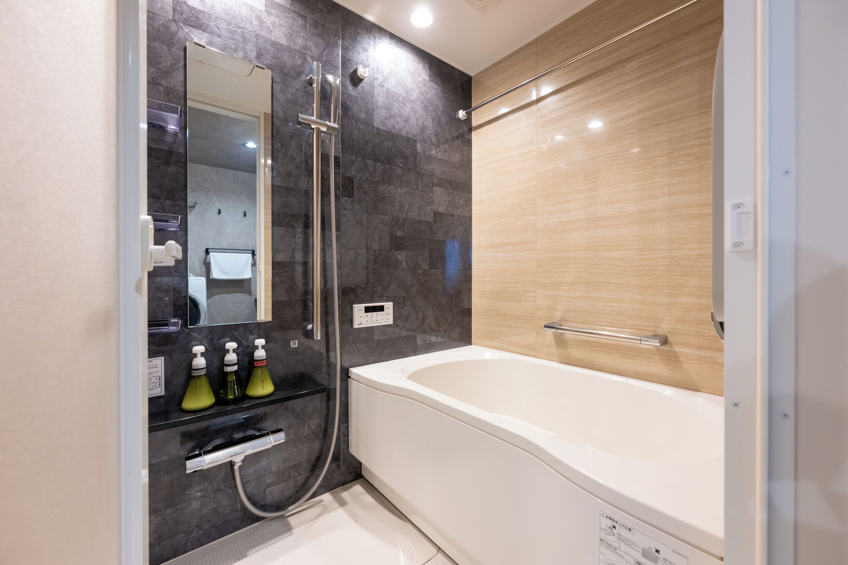 デラックス アパートメント (XXDEACTIVATEDXX) | バスルーム | シャワー付き浴槽、ヘアドライヤー、ビデ、タオル