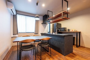 Lemari es, microwave, ketel listrik, dan perlengkapan kebersihan