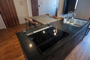 Apartemen Deluks (XXDEACTIVATEDXX) | Dapur pribadi | Lemari es, microwave, ketel listrik, dan perlengkapan kebersihan