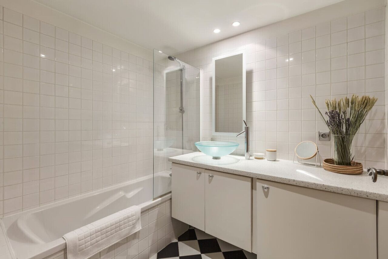 Articles de toilette gratuits, sèche-cheveux, serviettes fournies