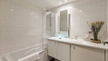 Amenidades de baño gratuitas, secadora de cabello, toallas