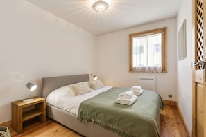3 chambres, fer et planche à repasser, lit de bébé portatif