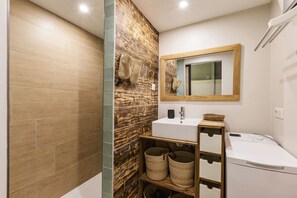 Sèche-cheveux, serviettes fournies