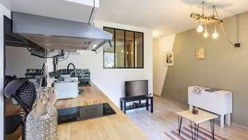 Microwave, oven, stovetop, coffee/tea maker