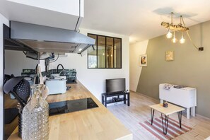 Mikrovågsugn, ugn, spishäll och kaffe- och tebryggare