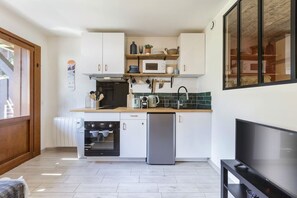 Microwave, oven, stovetop, coffee/tea maker