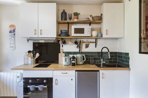 Mikrowelle, Ofen, Herdplatte, Wasserkocher mit Kaffee-/Teezubehör