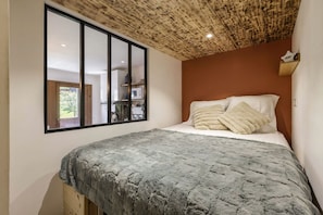 1 bedroom, travel cot, free WiFi, bed sheets