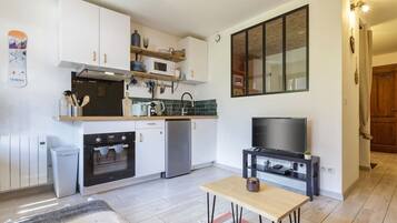 Micro-ondes, four, plaque de cuisson, cafetière/bouilloire