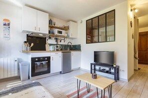 Micro-ondes, four, plaque de cuisson, cafetière/bouilloire