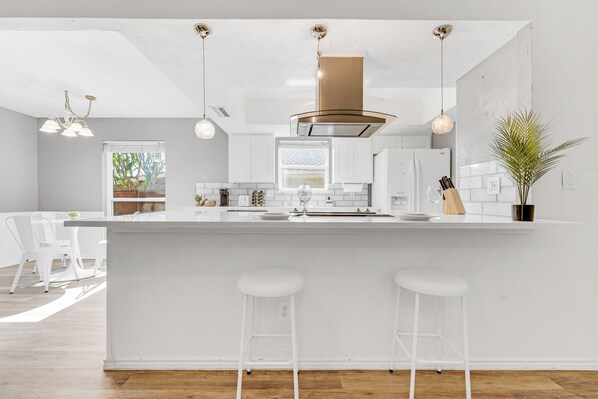 Fridge, microwave, oven, stovetop - 🌟Family-Friendly 4BR🛝Close to All DFW Attractions🌟 (Carrollton)