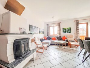 Una televisión, una chimenea