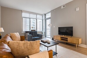 TV, stereo - Inviting Bethesda 1BR w/ Rooftop Pool, nr Dining & Metro, by Blueground (Maryland)