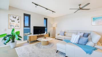 Appartement Luxe, 3 chambres, vue mer, en front de plage | Coin séjour | Télévision LCD de 55 pouces avec chaßnes numériques