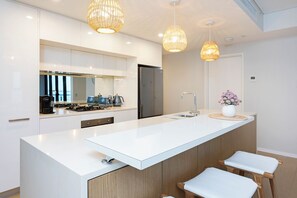 Luxe appartement, 3 slaapkamers, uitzicht op zee, aan het strand | Privékeuken | Een espressoapparaat, een koffiezetapparaat/waterkoker, een kinderstoel