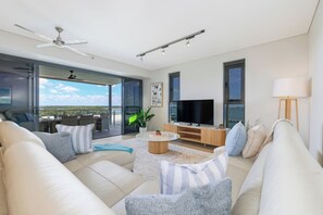 Appartement Luxe, 3 chambres, vue mer, en front de plage | Coin séjour | Télévision LCD de 55 pouces avec chaînes numériques