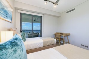 Luksusleilighet, 3 soverom, sjøutsikt, ved strandkanten | 3 soverom, individuelt dekorert og individuelt innredet