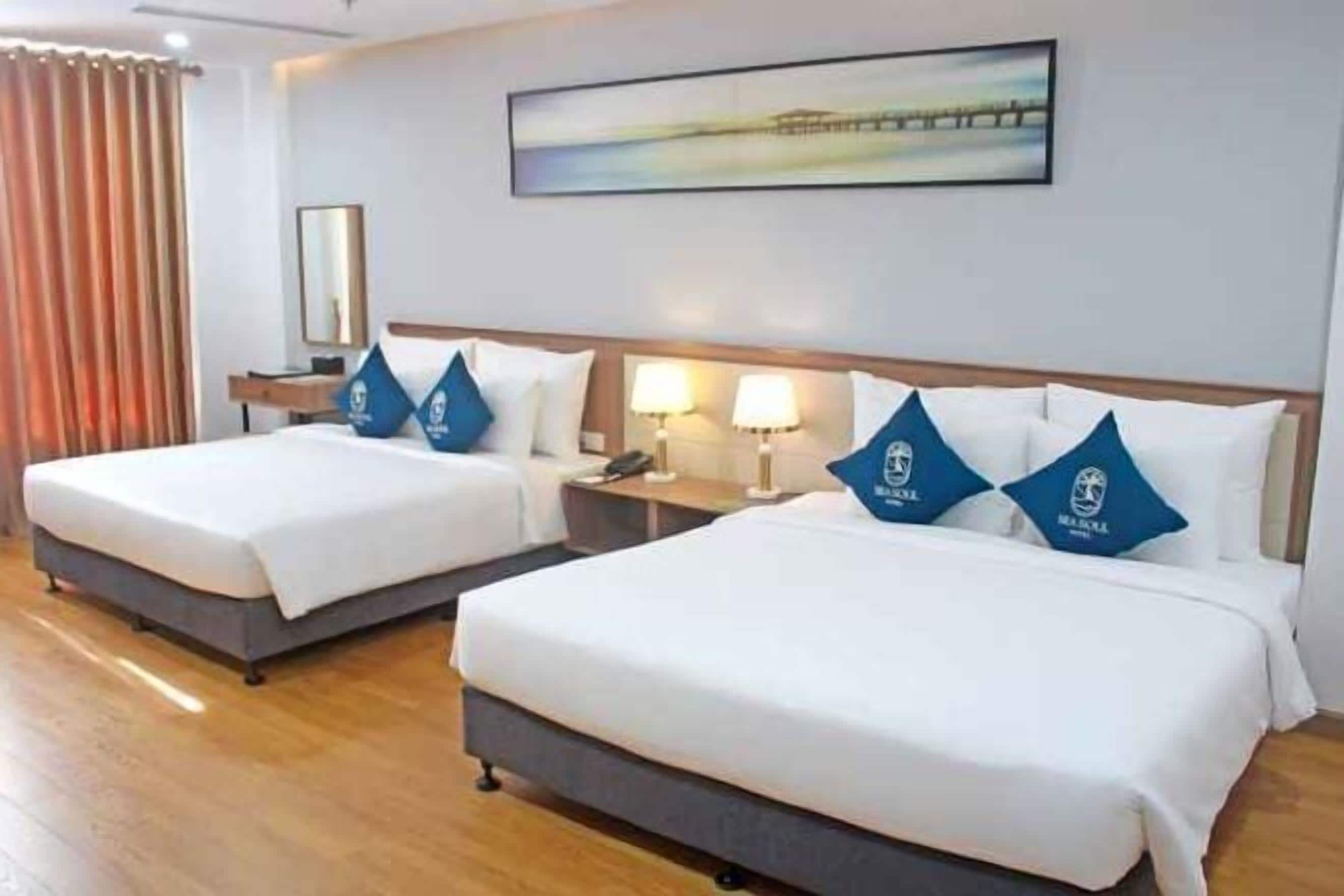 Minibar, caja de seguridad en la habitación y escritorio 