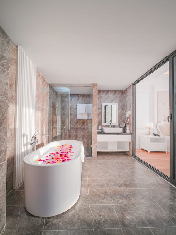 Luxury Double Room, Sea View | Bathroom | Free toiletries, hair dryer, bathrobes, slippers