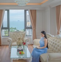 奢华双人房, 海景 | 迷你吧、客房内保险箱、办公桌、遮光窗帘