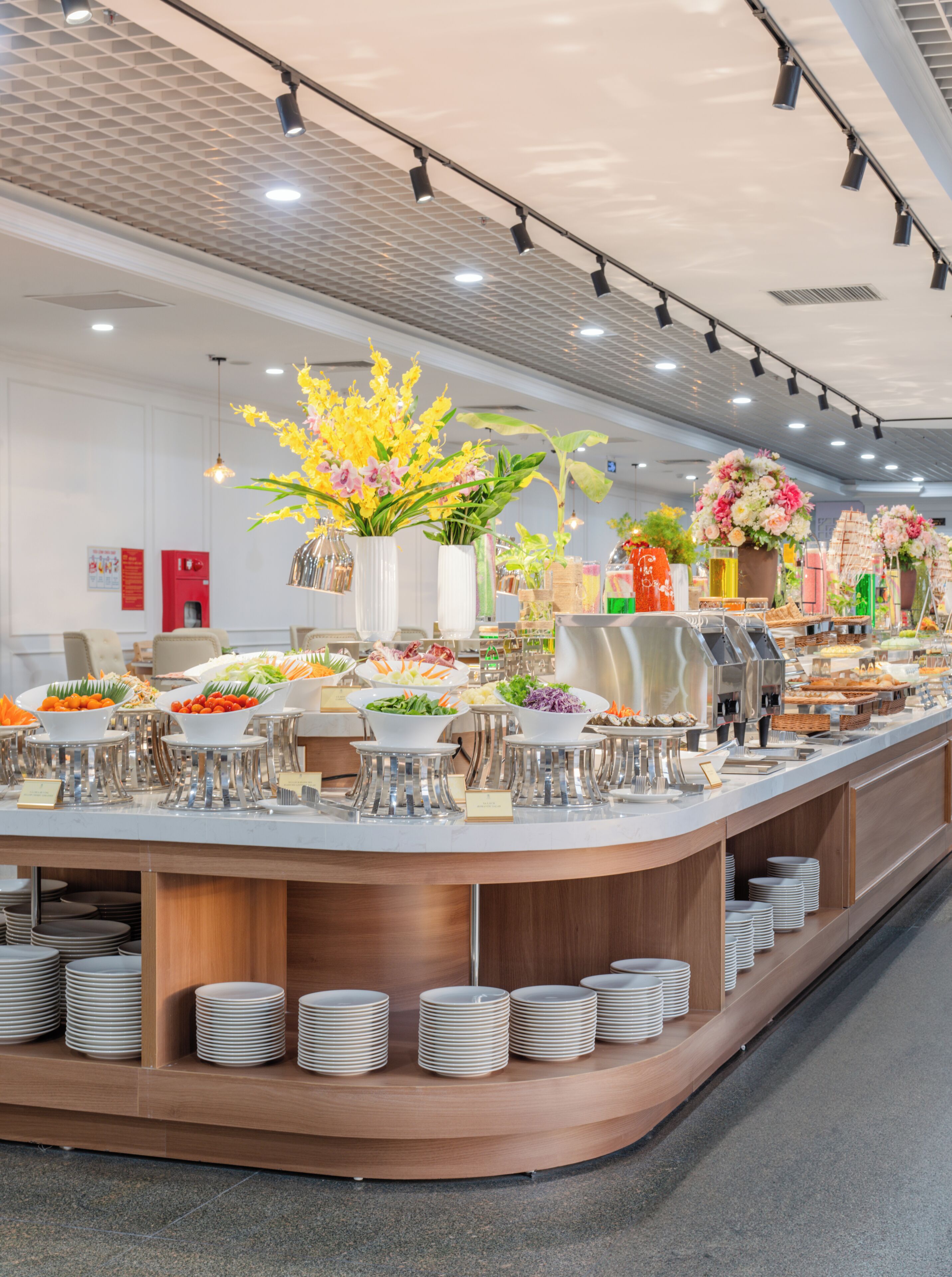 Un buffet proposant une variété de plats et agrémenté de décorations florales.