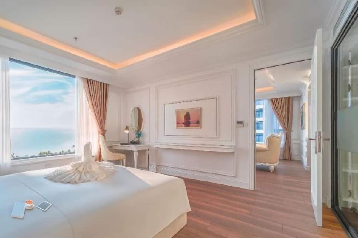 Minibar, caja de seguridad en la habitación y escritorio