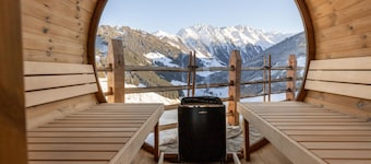 Chalet with whirlpool & sauna on the ski slope