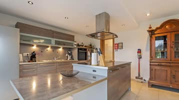 Refrigerador, microondas, horno, placa de cocina