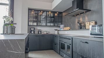 Een koelkast, een magnetron, een oven, een kookplaat