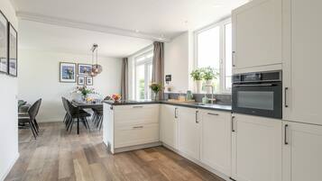 Kylskåp, mikrovågsugn, spishäll och diskmaskin