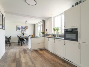Réfrigérateur, micro-ondes, plaque de cuisson, lave-vaisselle