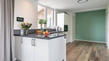 Kylskåp, mikrovågsugn, spishäll och diskmaskin