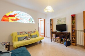 Family Apartment, Multiple Bedrooms (Kimera Del Parasio) | Living area | 21-inch flat-screen TV with cable channels, TV - Kimera Del Parasio (Imperia)