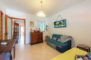 Familielejlighed - 1 soveværelse (Kimera Del Parasio) | Opholdsområde | 21-tommers fladskærms-tv med kabelkanaler, tv