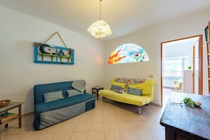 Apartamento familiar, varias habitaciones (Kimera Del Parasio) | Zona de estar | Televisión de pantalla plana de 21 pulgadas con canales por cable