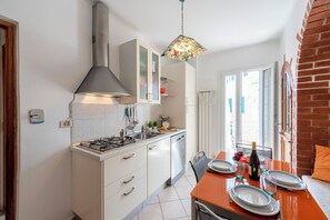 Family Apartment, Multiple Bedrooms (Kimera Del Parasio) | Private kitchen