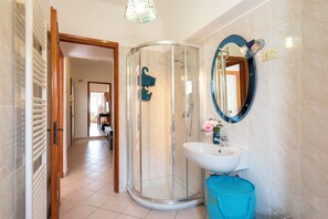 Familielejlighed - 1 soveværelse (Kimera Del Parasio) | Badeværelse | Bruser, hårtørrer, bidet, håndklæder