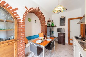 ファミリー アパートメント 1 ベッドルーム (Kimera Del Parasio Historic Apartment) | ダイニングルーム