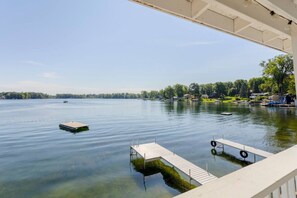 A lake with a dock and a boat. - Iconic Lakehouse - Ivy Lodge - on Pine Lake (Plainwell)