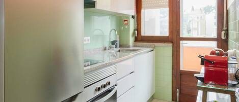Fridge, microwave, oven, coffee/tea maker