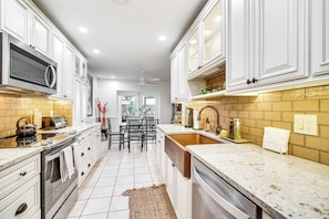 Fridge, microwave, stovetop, dishwasher
