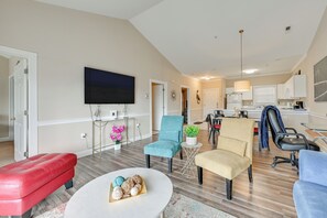 TV, DVD player - Charming Condo w/ Balcony, 1 Mi to UNC Charlotte! (Charlotte)